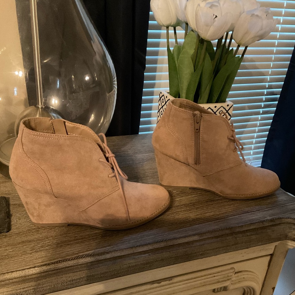 Size 8.5 tan wedge bootie
